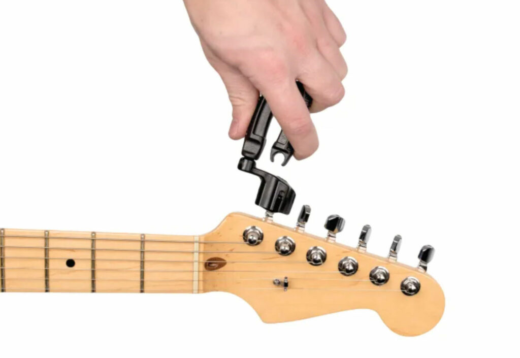 Guitar string changing tool